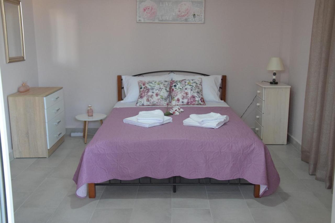 Kalamata home, Agia triada Luaran gambar