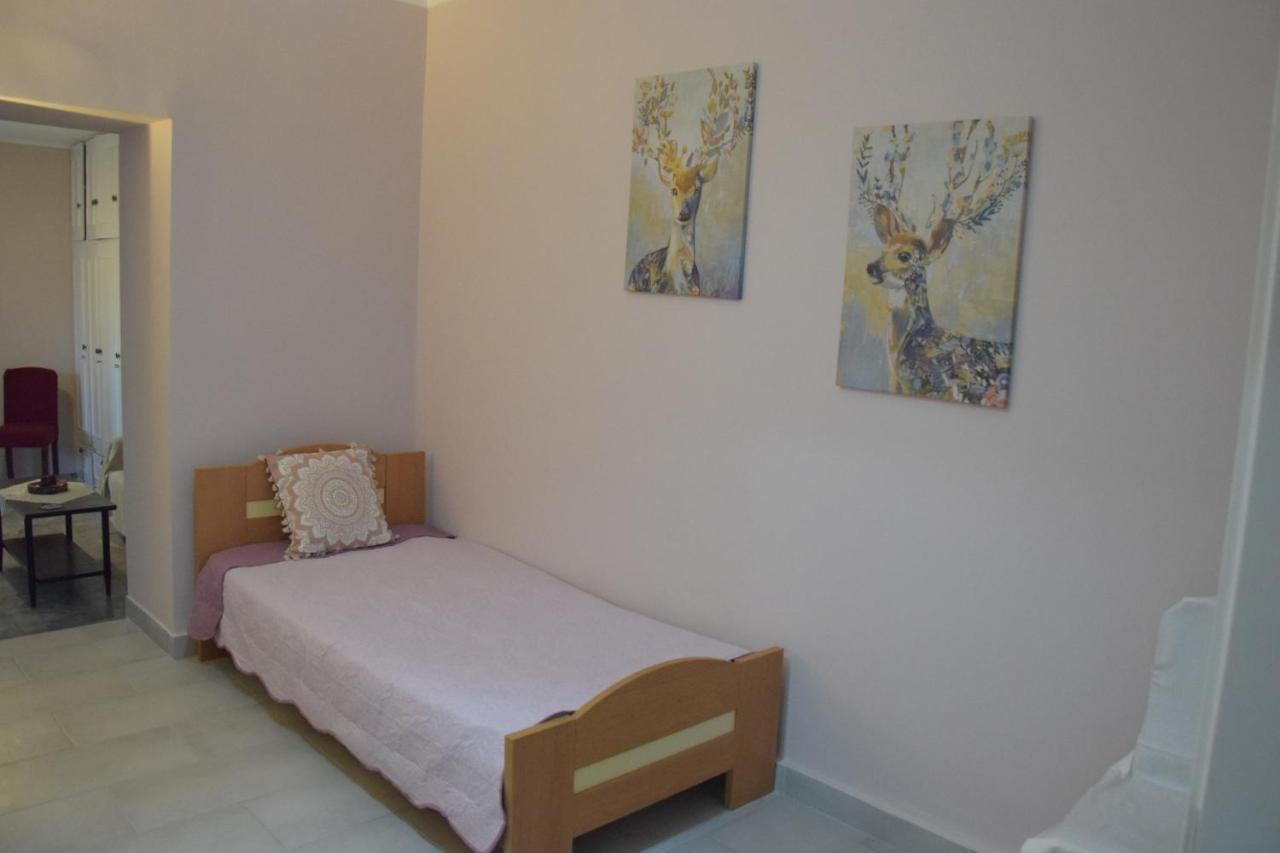 Kalamata home, Agia triada Luaran gambar