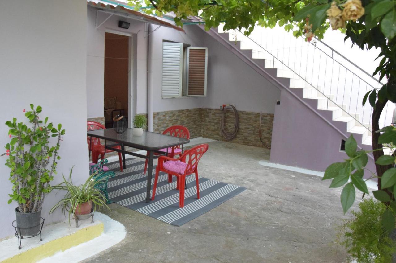Kalamata home, Agia triada Luaran gambar